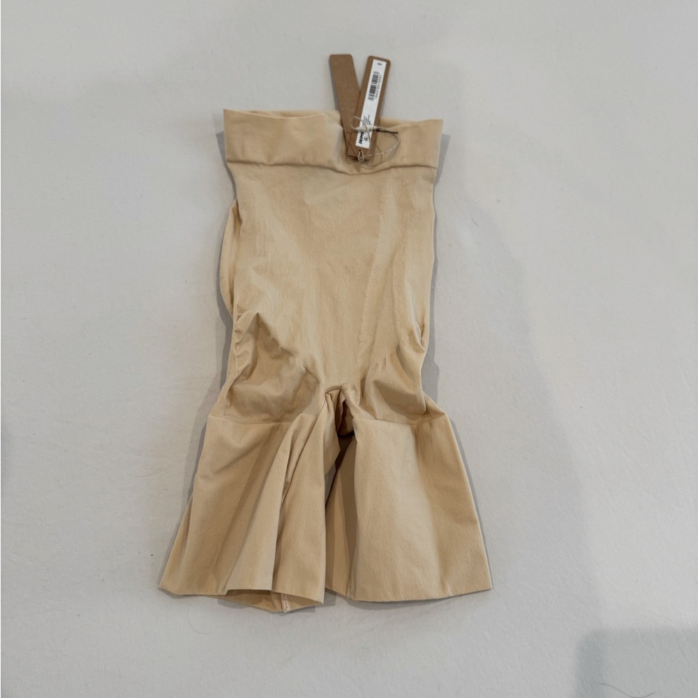 NWT SKIMS Everyday Sculpt Mid Thigh Short, Sand, Size XS